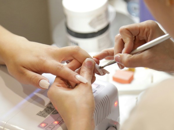 Artificial nail removal + placement Artificial nail removal + placement